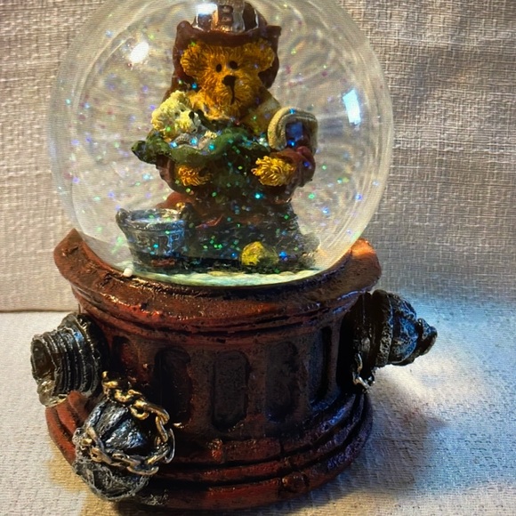 NIB. BOYDS BEAR ELLIOT… THE HERO musical snow globe